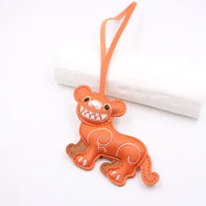 ciondolo per borsa a forma di tigre in pelle arancione con dettagli ricamati, grazioso charm.