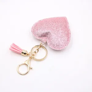 Rosa glitzer Herz Leder Schlüsselanhänger mit Quaste und goldenem Ring, ideal als Autozubehör.