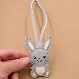 Vue détaillée du charm de sac mignon lapin dessin animé en cuir PU gris avec de belles finitions.