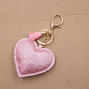 Rosa Glitzer Herz Leder Schlüsselanhänger mit Quaste Gold Hardware süßer Taschen Anhänger Detail.