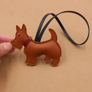 Colgante de bolso de perro terrier escocés de cuero marrón con collar rojo y correa.