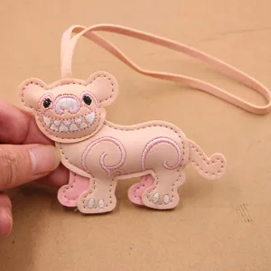 Carino ciondolo per borsa in pelle di tigre ricamato, pendente animale cartone animato rosa.
