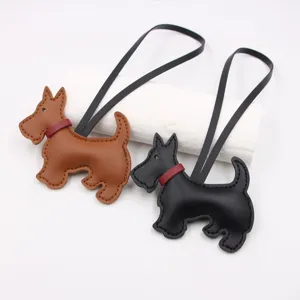 Set de dije de bolso de cuero Scottish Terrier, lindo colgante de cachorro con correa y collar rojo.