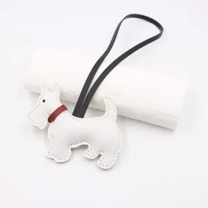 Colgante de bolso de cuero de terrier escocés con correa y collar rojo vista detallada