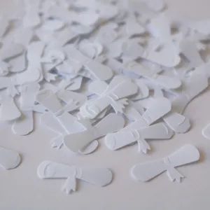 Detailopname witte diploma scroll confetti voor feest tafeldecoratie strooiartikelen