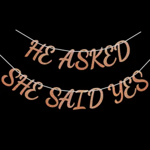 Banner glitter oro rosa he asked she said yes per decorazione festa di proposta romantica.