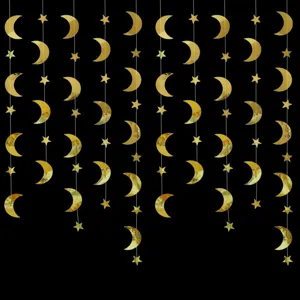 Nahaufnahme der hängenden goldenen Stern und Mond Papiergirlande für Partydekorationen.
