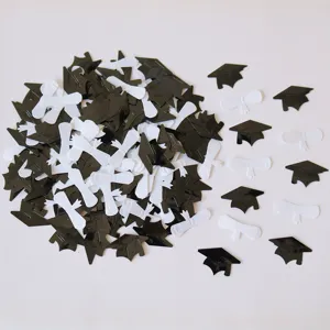 Afstudeer confetti zwarte hoeden en witte diploma vormen tafeldecoratie voor feest.