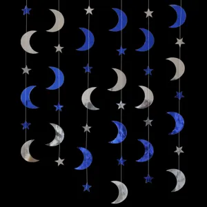 Nahaufnahme Detail von blau und silber Stern und Mond Papier Hängegirlande für Partydeko.