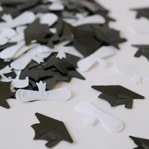 Afstudeer feest tafelconfetti zwart wit afstudeerhoed en diploma vorm tafeldecoratie evenementen