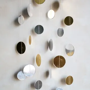 Ghirlanda sospesa cerchi metallici festa deco lucidi punti oro e argento per matrimonio.