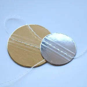 Ghirlanda di carta circolare oro e argento per decorazione di feste di matrimonio.