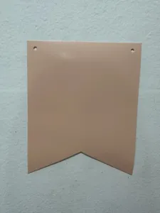 Detailansicht einer leeren Schwalbenschwanz-Hängekarte in Beige mit oberen Löchern.