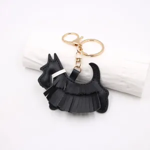 Vue détaillée d'un porte-clés chien Scottie en cuir noir avec belle jupe à franges.