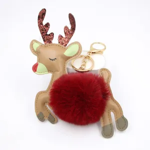 Vista dettagliata del portachiavi natalizio in peluche a renna con corna glitterate.