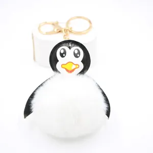 Simpatico portachiavi di peluche pinguino, soffice pompon bianco ciondolo borsa auto dettaglio.