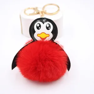Portachiavi a pinguino in peluche con pon pon rosso per borse e chiavi della macchina.