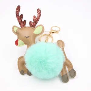 Vista dettagliata del simpatico portachiavi con pon pon in peluche renna di Natale.