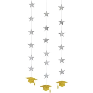 Décoration suspendue de remise de diplôme avec étoiles argentées et chapeaux dorés.