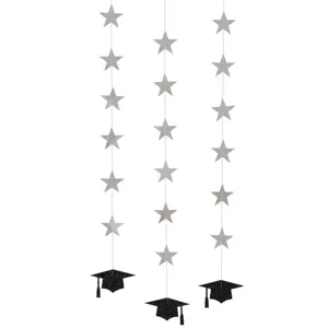 Décoration suspendue pour fête de remise des diplômes avec étoiles argentées et chapeaux.