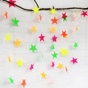 Kleurrijke papieren sterren slingers voor kamerdecoratie, verjaardag feest en bruiloft.