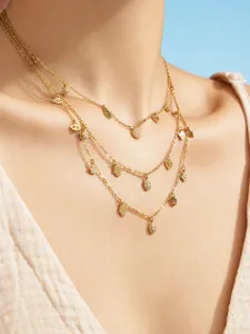 Nahaufnahme einer mehrsträngigen goldenen Halskette mit zarten kleinen Anhängern.