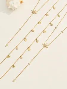 Filigrane vergoldete Edeltstahl Kette mit Stern und Kleeblatt Anhängern im Detail zu sehen.