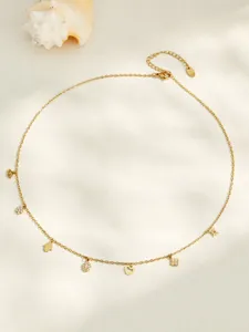 Goldfarbene Edelstahl Mehrfach-Anhänger Halskette Detailansicht mit niedlichen kleinen Anhängern.