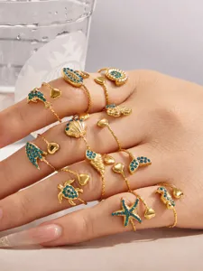 Goldene Meereselement offene verstellbare Ringe Set mit blauem Zirkon, Detailaufnahme.
