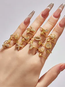 Vergoldetes Ozean Motiv verstellbares Ring Set mit funkelnden Zirkonia Steinen für Damen.