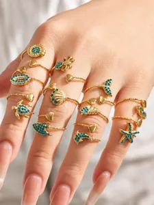 Detailansicht ozeaninspirierter verstellbarer goldener Zirkonringe im marinen Design.