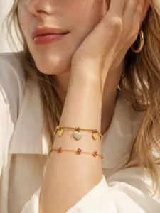 Pulsera de acero inoxidable chapado en oro 18k con multi corazón y rosa roja detalle