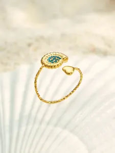 Detailansicht eines vergoldeten Edelstahles Meeresmuschel Offenen Rings mit blauen Zirkonia.