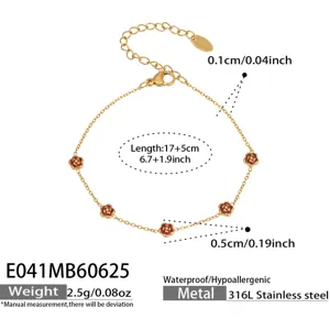 Pulsera de acero inoxidable chapado en oro con dijes de rosas rojas para mujer moderna.