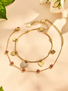 Exquisita pulsera de acero inoxidable chapado en oro de 18k con corazones de circonita.