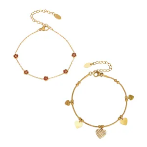 Juego de pulseras de acero inoxidable bañado en oro de 18k con flores rojas y dijes de corazón.