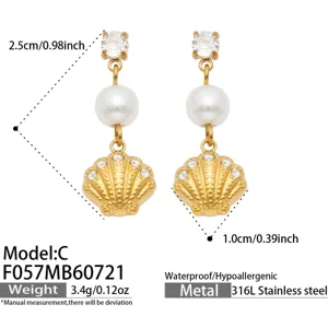 Detailaufnahme von Muschel Perle Ohrringen mit exakten Abmessungen und 316L Edelstahl Material.