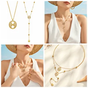 Collier superposé en acier titane plaqué or avec pendentif zircon double pour femmes.