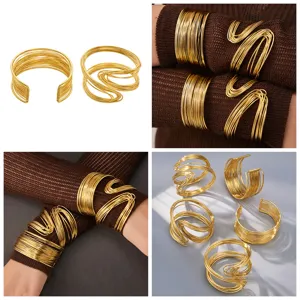 Bracelet manchette en fil multicouche plaqué or 18k acier inoxydable vue de détail