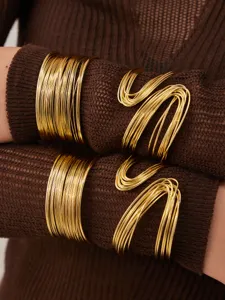 Vue détaillée de bracelets en fil métallique enroulé multicouche, design plaqué or 18k.