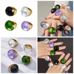 Detailansicht übertriebener facettierter Glasring, Edelstahl 18K vergoldet Modeschmuck Statement.