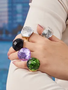 Nahaufnahme Detail bunter facettierter Glassteinringe mit 18k vergoldetem Edelstahl.