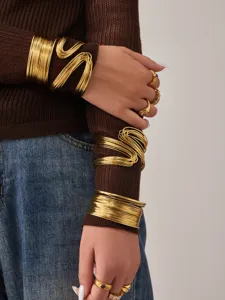Ensemble de bracelets manchette et bagues empilables en fil d'or enroulé multicouche mode.
