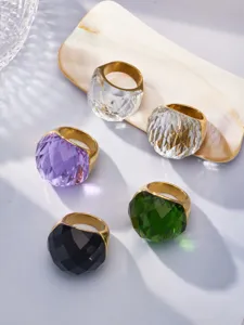 Exaggerierter facettierter Glasring aus edlem 18K vergoldetem Edelstahl Modeschmuck.
