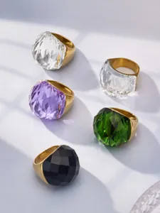 Klobiger facettierter Kristall Edelstahl Ring Set, 18k vergoldete Modeschmuck Details.