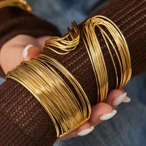 Bracelet manchette de bras en fil métallique enroulé multicouche doré style européen.
