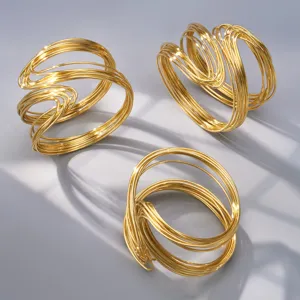 Bracelet manchette en fil métallique multicouche chic, acier inoxydable plaqué or 18k.