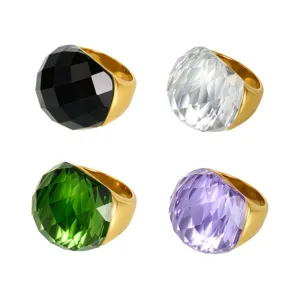 Auffälliger Statement Ring mit facettiertem Glas und 18k vergoldetem Edelstahl.