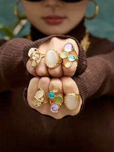 Anelli alla moda in acciaio inossidabile dorato con occhio di gatto e pietre colorate.