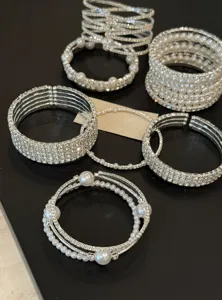 Ensemble de bracelets multicouches empilables en strass et perles nacrées pour femmes.